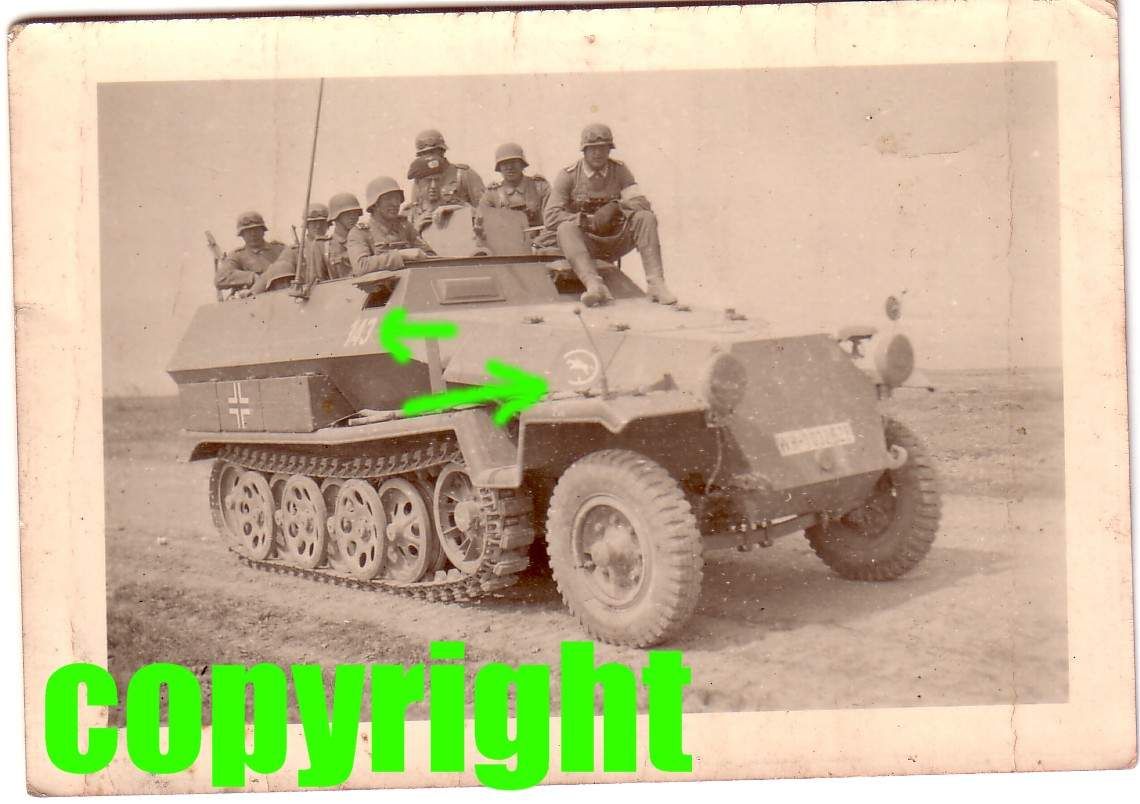 Orig.Foto Panzer Sdkfz 251/252 Spähpanzer Div.Wappen Vormarsch